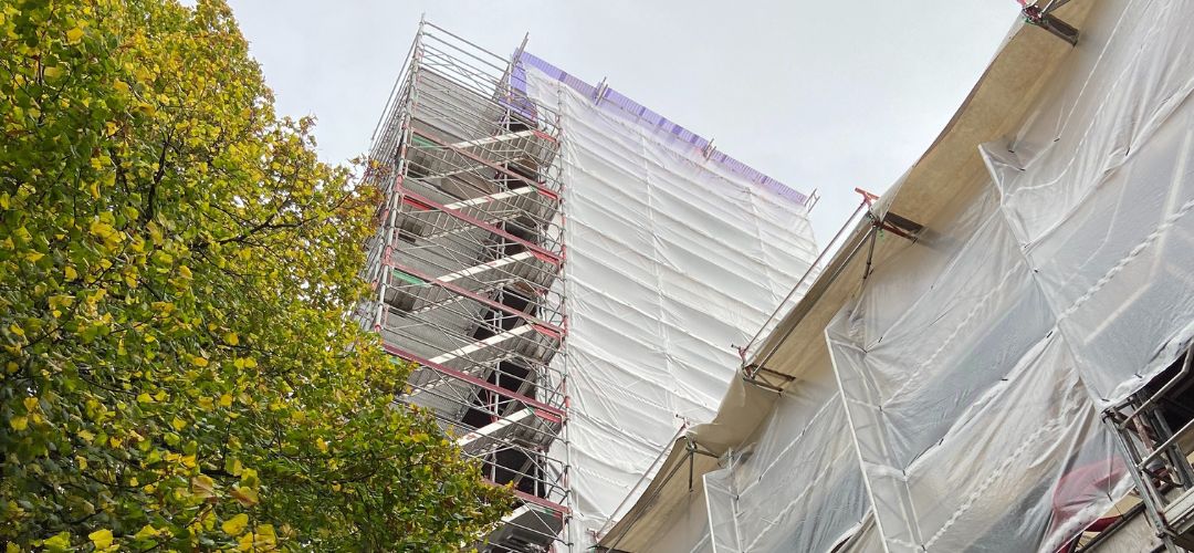 Stillads omkring kirke på Frederiksberg